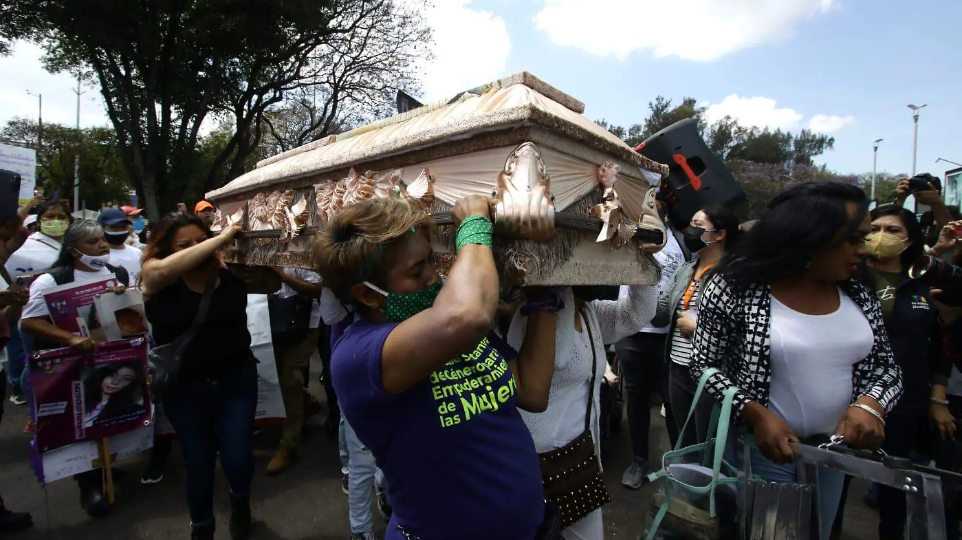 "¡Ninguna mujer busca y es buscada sola!"